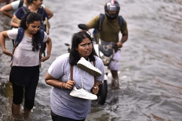 1701863407400.jpg Hindistan'ı Michaung Kasırgası vurdu: 17 kişi hayatını kaybetti - 2