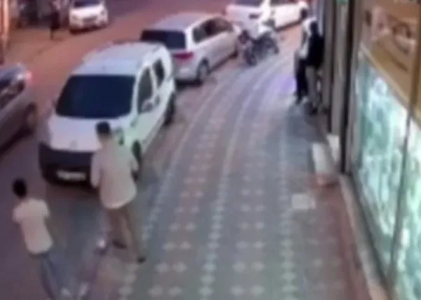 zeytinburnunda-trafik-kazasi-genci-2-otomobilin-arasinda-sikistirdi-o-anlar-kamerada-1658834888441.jpg Zeytinburnu’nda trafik kazası! Genci 2 otomobilin arasında sıkıştırdı: O anlar kamerada - 4