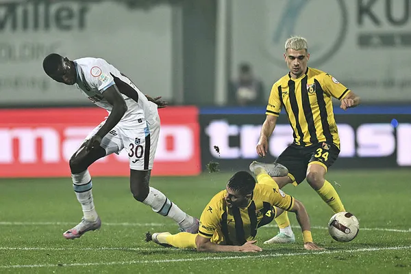 İstanbulspor - Trabzonspor maçında ilginç anlar! İstanbulspor Başkanı takımı sahadan çekti - 1