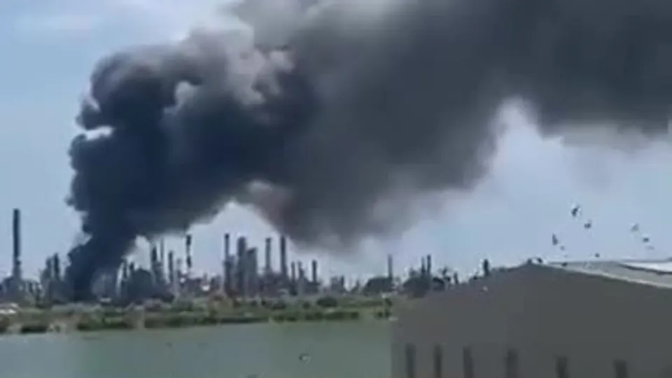 Romanya’da büyük panik: Ham petrol rafinerisi Petromidia’da yangın çıktı