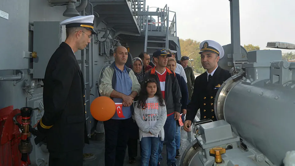 Donanma gemileri vatandaşların ziyaretine açıldı