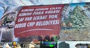 CHP’deki para kulesi skandalına pankartlı gönderme