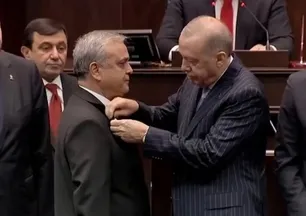 AK Parti'ye 3 milletvekili katıldı! Rozetlerini Başkan Erdoğan taktı
