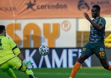 Alanyaspor'da flaş ayrılık! Golcü oyuncu Khouma Babacar ile yollar ayrıldı