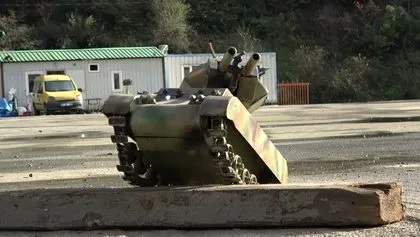 Gerçeğinden tek farkı boyutu! Hurda parçalardan tank yaptı: Bunun ateş etmesi lazım dedim ve...