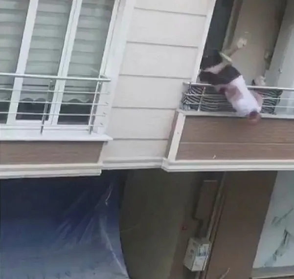 İstanbul’da akrabalarıyla tartışan kişi balkondan düştü! O anlar kamerada - 2
