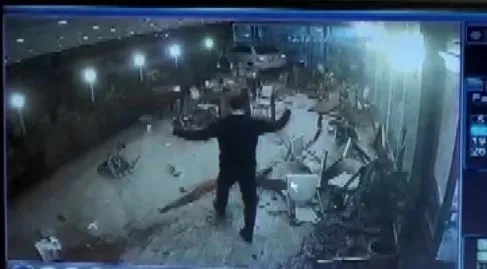 buyukcekmecede-arac-restorana-daldi-yaralilar-var-saniye-saniye-kamerada-1639381754566.jpg Büyükçekmece'de araç restorana daldı! Yaralılar var; Saniye saniye kamerada - 1