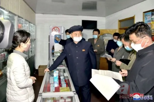 Kuzey Kore’de koronavirüs vakalarında patlama: 3 milyon kişi pozitif! Kim Jong-un’dan maskesiz ve mesafesiz tören 12