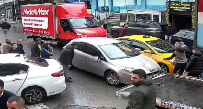 dikiz-aynasini-kiran-kuryeyi-ezen-surucu-tutuklandi-ilk-ifadesi-ortaya-cikti-1739114916725.jpg Fotoğraf: X ekran görüntüsü