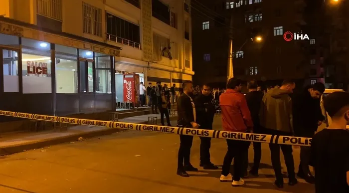 kahveyi-basip-otomatik-silahla-havaya-ates-ettiler-kar-maskeli-sahislarin-silahla-kahve-basma-ani-guvenlik-kam-1712871323516.jpg Kahveyi basıp otomatik silahla havaya ateş ettiler! Kar maskeli şahısların silahla kahve basma anı güvenlik kamerasına yansıdı - 2