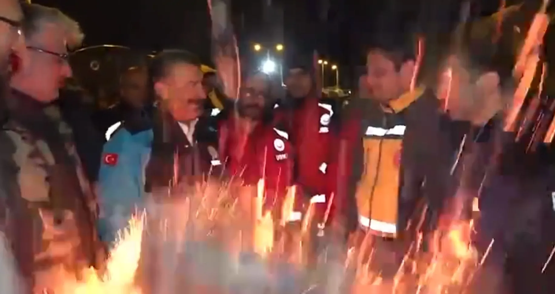 Bakan Fahrettin Koca'nın yanında kor patladı! Sağlık personeliyle sohbet esnasında korkutan anlar...