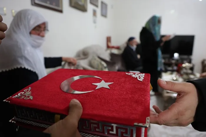 turkiyenin-en-genc-belediye-baskanindan-sehit-ailesine-anlamli-ziyaret-1710775007807.jpg Türkiye’nin en genç belediye başkanından şehit ailesine anlamlı ziyaret - 2
