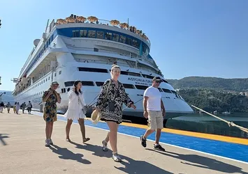 "Astoria Grande" kruvaziyeri Amasra'ya geldi