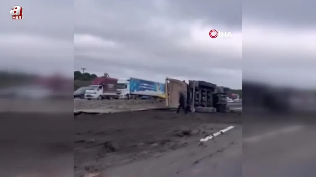 KMO'da kamyon devrildi!