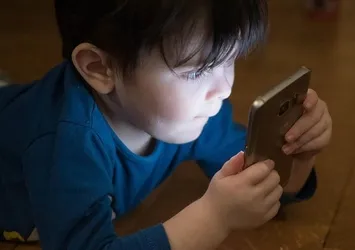 Erken yaşta telefon kullanımı çocukların gelişimini tehdit ediyor