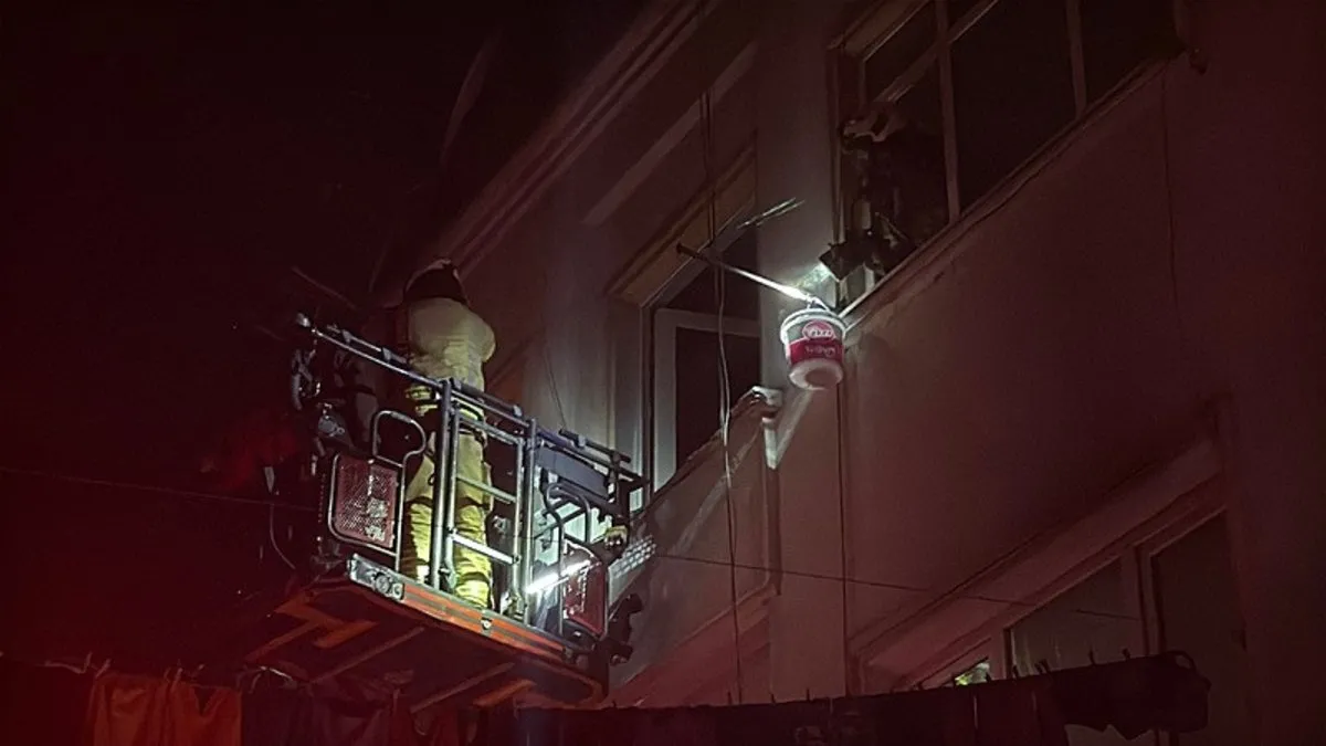 Beyoğlu'nda can pazarı! 4 kişi yangında mahsur kaldı