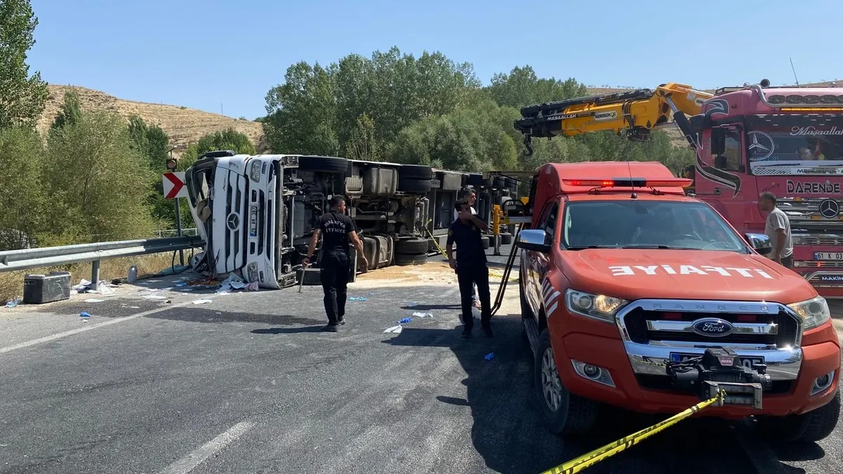 Malatya'da feci kaza! TIR devrildi: 1 ağır yaralı