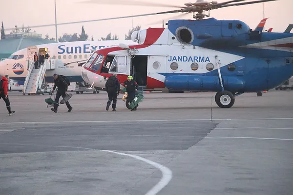 mi-17-tipi-helikopterler-depremlerde-yaralanan-444-kisiyi-tasidi-1676531449240.jpg Jandarmanın Mi-17 tipi helikopterleri Kahramanmaraş merkezli depremde yaralanan 444 kişiyi taşıdı - 3