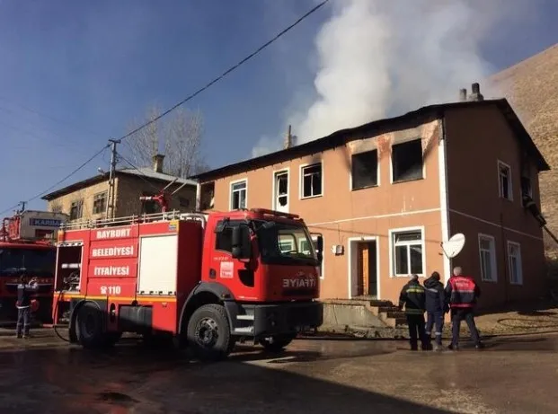 Bayburt'ta evde çıkan yangında 3 kişi hayatını kaybetti - 3