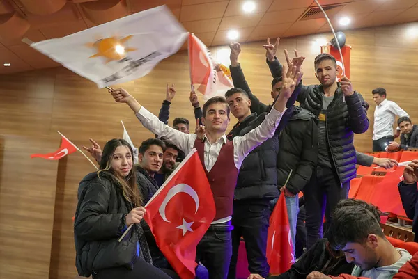 1648323405704.jpg Başkan Recep Tayyip Erdoğan Vanlı gençlere seslendi! Bakan Süleyman Soylu yoğun isteği kıramayarak Başkan Erdoğan'ı aradı - 2