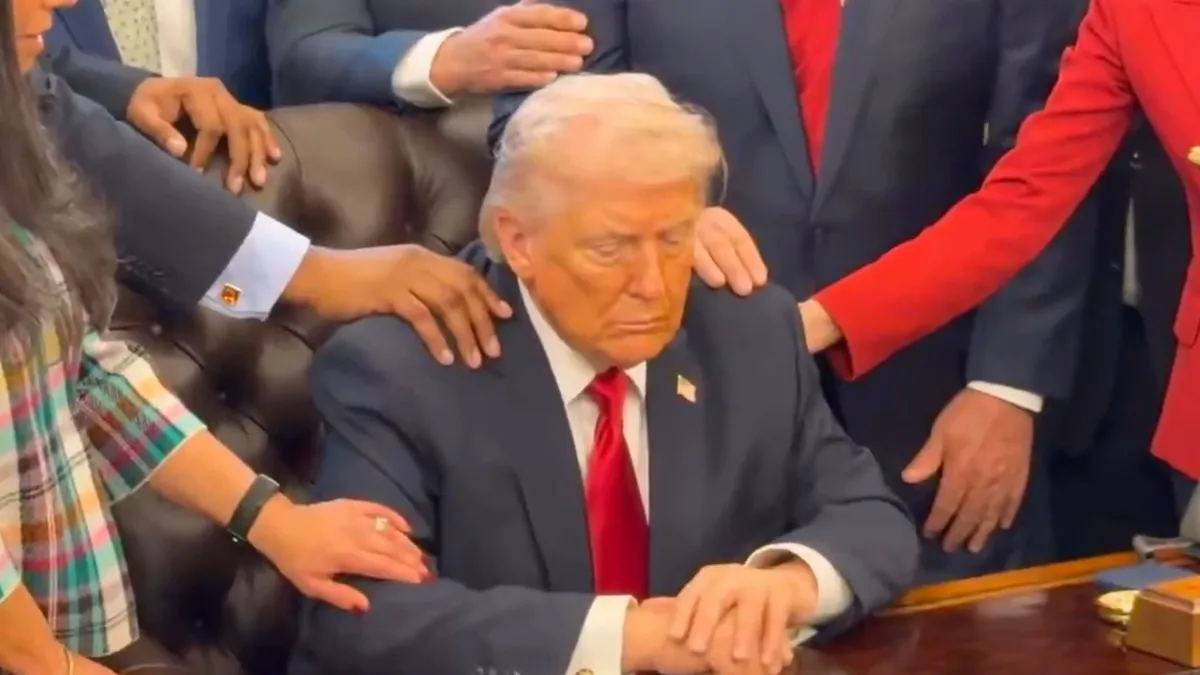 Beyaz Saray’da sıradışı ayin! Oval Ofis’te Trump için dua halkası: "İsa’nın adıyla..."