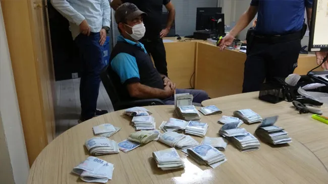 Temizlik işçisi bulduğu para dolu poşeti polise teslim etti - 1