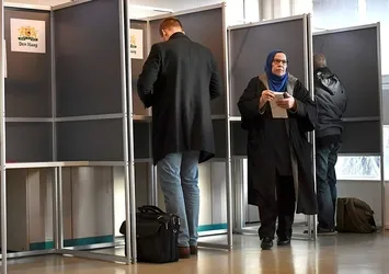 Hollanda genel seçimler için sandık başında