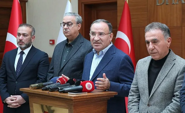 son-dakika-baskan-erdoganin-adayligi-adalet-bakani-bekir-bozdagdan-onemli-aciklamalar-1680355418680.jpeg Adalet Bakanı Bekir Bozdağ'dan Başkan Erdoğan'ın adaylığı ile ilgili flaş sözler: AYM beyhude bir arayış... - 4