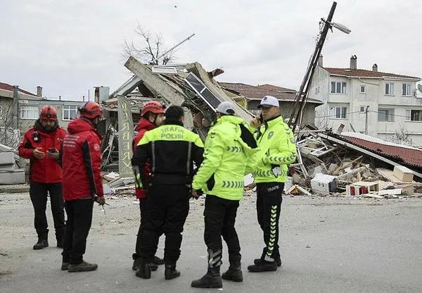 umraniyede-metro-insaati-sirasinda-once-yol-ardindan-bina-coktu-cadde-trafige-kapatildi-1705575996793.jpeg Ümraniye'de metro inşaatı sırasında önce yol ardından bina çöktü! Cadde trafiğe kapatıldı - 3