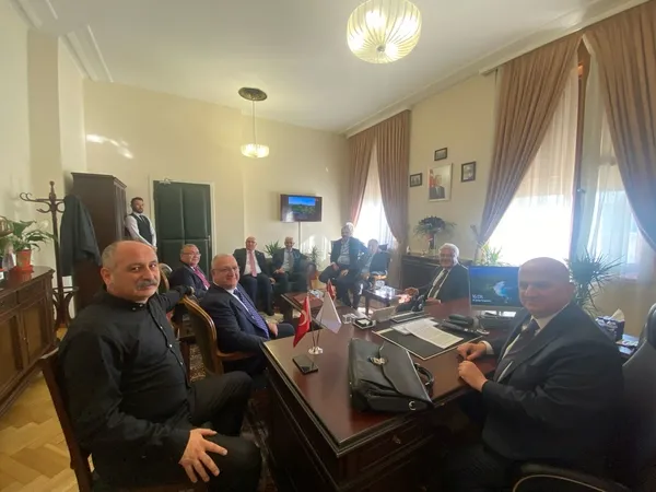 1709292424485.jpg CHP'de fotoğraf krizi! Özgür Özel yerine Kemal Kılıçdaroğlu'nun fotoğrafını duvarda! Amir odasından gönderme... - 5