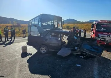 Mersin'de midibüs ile otomobil çarpıştı: Ölü ve yaralılar var