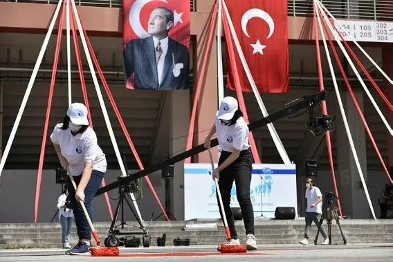 19 Mayıs’ta gençlerden rekor: Dünyanın en büyük resmini çizdiler - 1