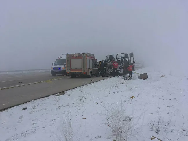 Hakkari'de yolcu minibüsü ile TIR çarpıştı: Ölü ve yaralılar var - 3