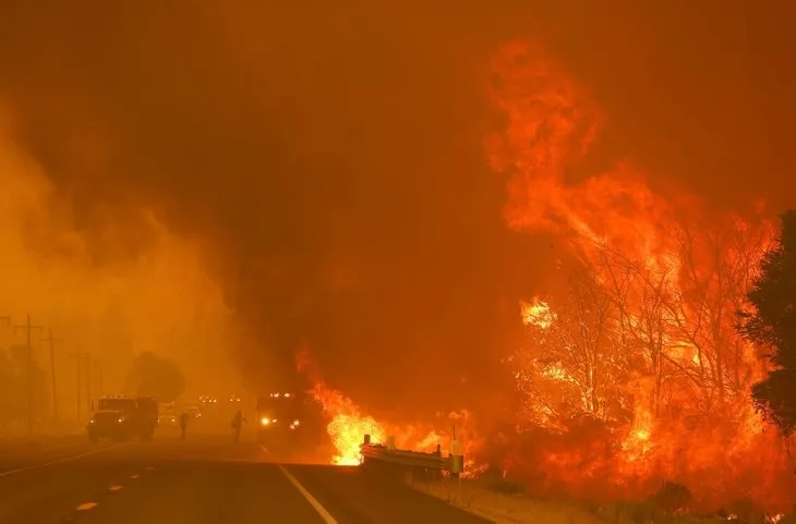 California yanıyor! En az 50 ev ve 200 bin hektarlık orman kül oldu