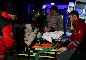 Deprem bölgesinden 49 yaralı uçakla İstanbul'a getirildi