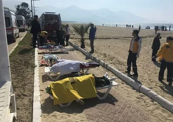 Kuşadası'nda kaçak göçmenleri taşıyan bot battı