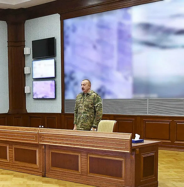 Azerbaycan Cumhurbaşkanı İlham Aliyev mesajını askeri elbise ile verdi: Hiçbir güç irademizi etkileyemez