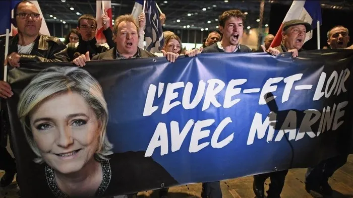 fransada-asiri-sagin-cokusu-marine-le-pene-soguk-dus-mahkemece-suclu-bulundu-1743415179811.jpg Le Pen'in destekçileri (AFP)
