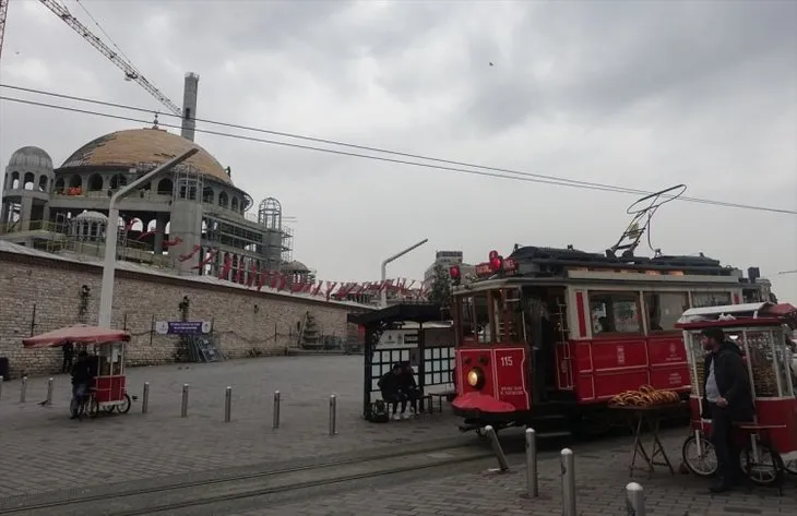 Taksim Camii minaresi külah bölümü yerleştirildi