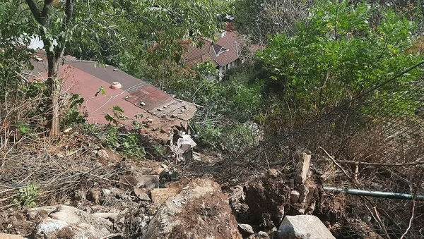 1696250084459.jpeg Beşiktaş'ta yerinden kopan kaya parçaları korku yarattı! Evlerin üzerine düştü - 1