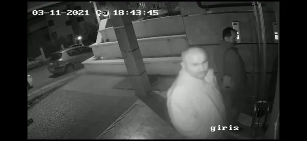 fetocu-binbasilarin-hacamat-yalani-polisin-evde-arama-yaptigi-sirada-zili-calinca-yakalandilar-1637329592163.jpg FETÖ’cü binbaşıların ‘hacamat’ yalanı! Polisin evde arama yaptığı sırada zili çalınca yakalandılar - 2