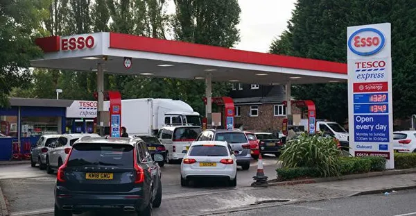 Almanlar ucuz yakıt kuyruğunda! Bir bidon benzin için Çekya’ya gidiyorlar