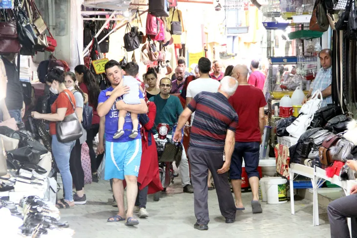 1589894533499.jpg Hatay'da kısıtlama öncesi tarihi çarşı hareketlendi - 1