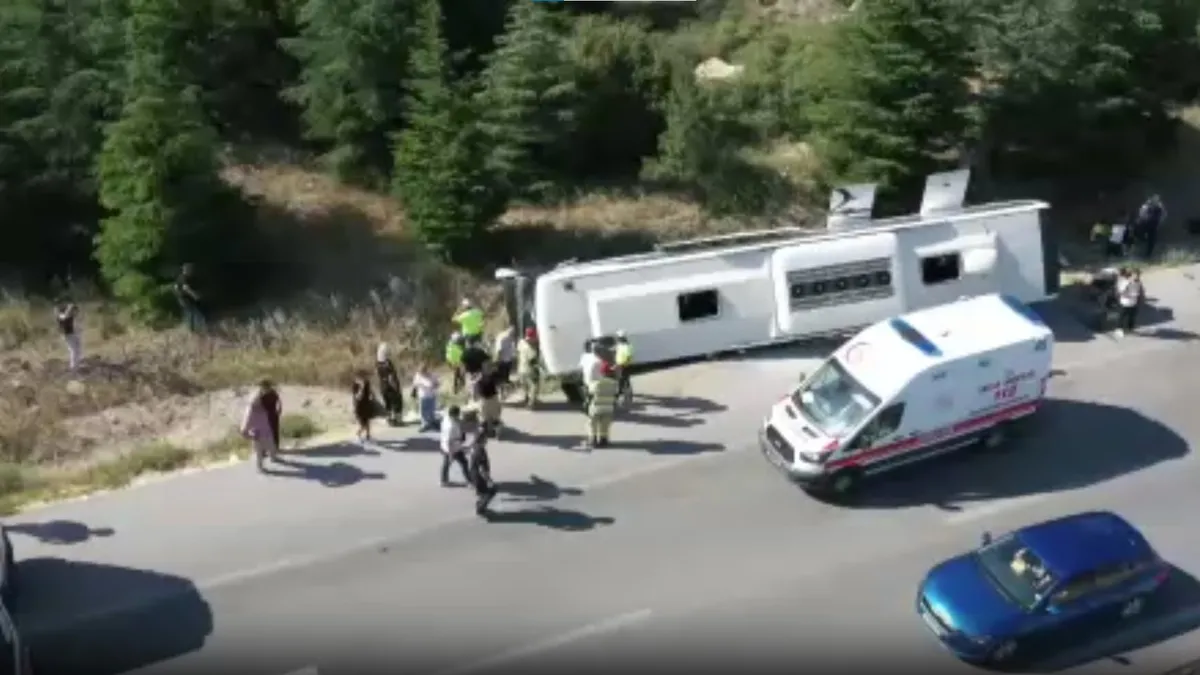 Kütahya'da yolcu otobüsü devrildi: 3 yaralı