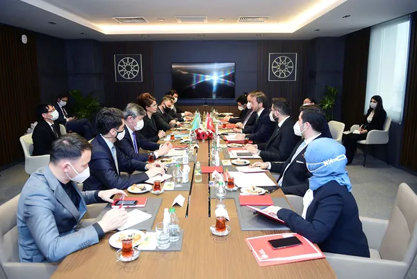 İletişim Başkanı Altun Kazak Bakan Balayeva ile bir araya geldi