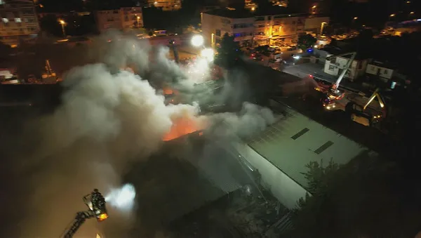 Son dakika: İstanbul'da geri dönüşüm fabrikasındaki yangın söndürüldü - 2