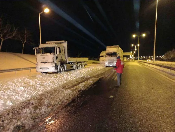 İstanbul’da kar esareti: Yollar trafiğe açıldı uçuşlar başladı! | Dakika dakika gelişmeler...