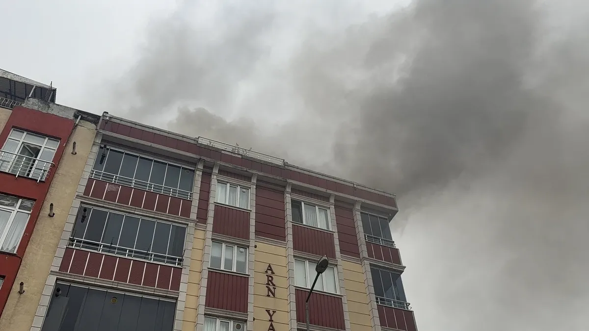 1791909625322.jpg Arnavutköy’de korku dolu anlar! Çatıda çıkan yangın yan binaya sıçradı - 2