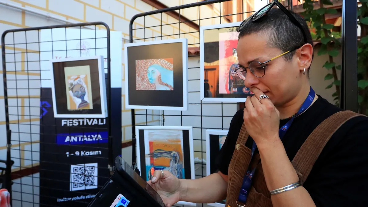 Antalya'da 150'ye yakın sanat eseri kayboldu iddiası! İranlı ressam polise başvurdu