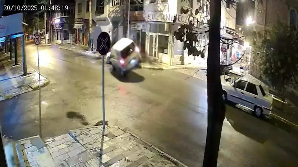 Devrilen hafif ticari araçtaki baba ile 8 aylık kızı kurtarıldığı anlar kamerada